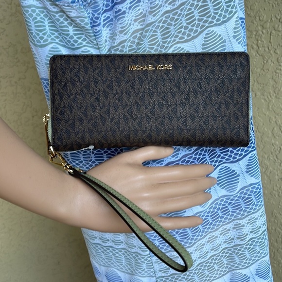 Michael Kors Jet Set Travel Large Travel CONTINENTAL 
Light Sage - Picture 13 of 16